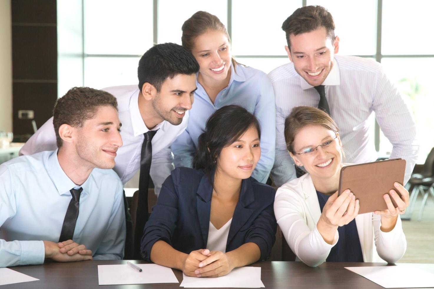 Moderne Büroräume von zeltraviqos in Hamburg mit gemütlicher Beratungsatmosphäre