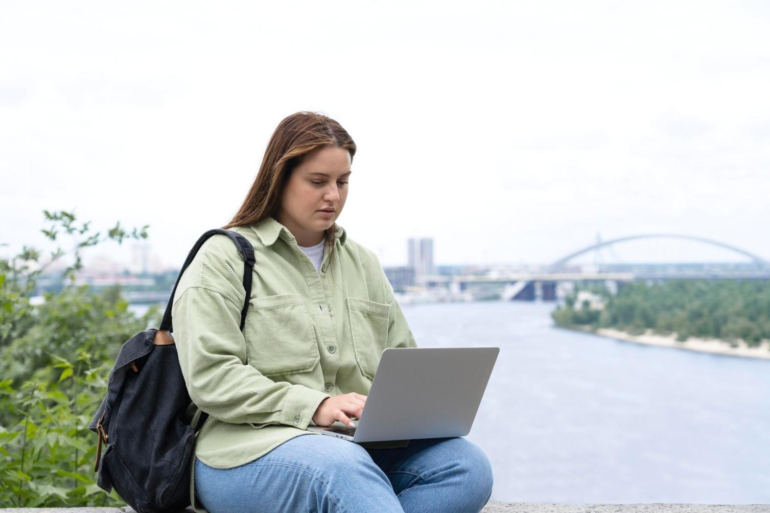 Detailansicht von Finanzplänen und Kalkulationen während einer Beratungssitzung