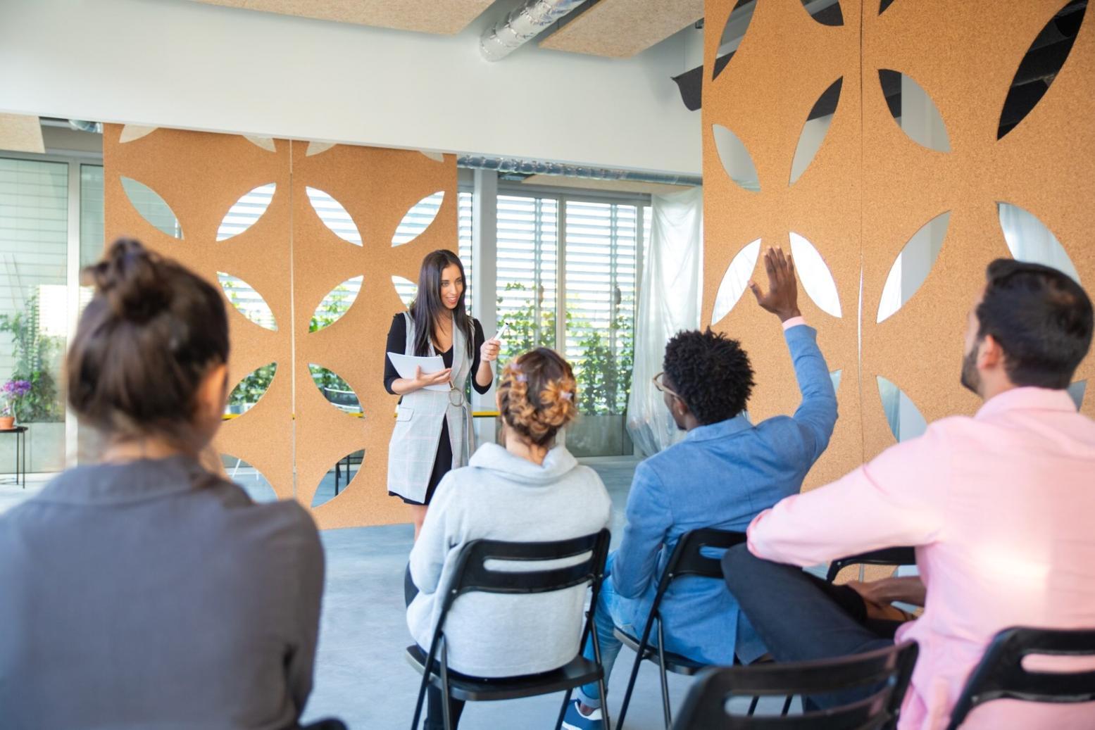 Persönliche Finanzberatung in modernem Büroumfeld